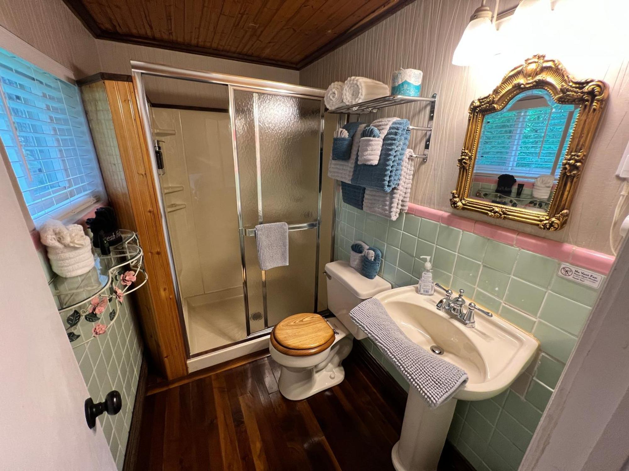 Sherwood Court Cottages & Guest Rooms Eureka Springs Exterior photo