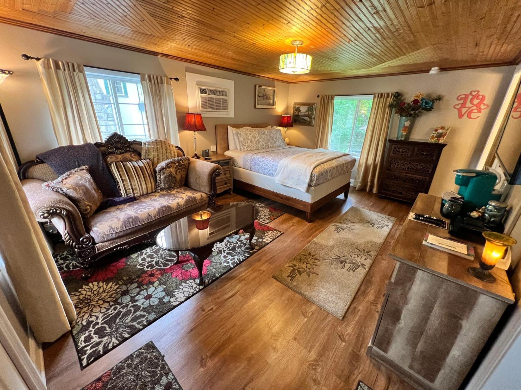 Sherwood Court Cottages & Guest Rooms Eureka Springs Exterior photo