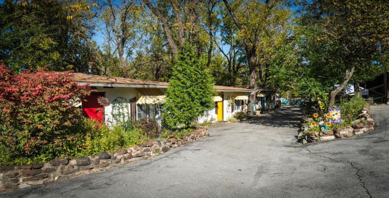 Sherwood Court Cottages & Guest Rooms Eureka Springs Exterior photo
